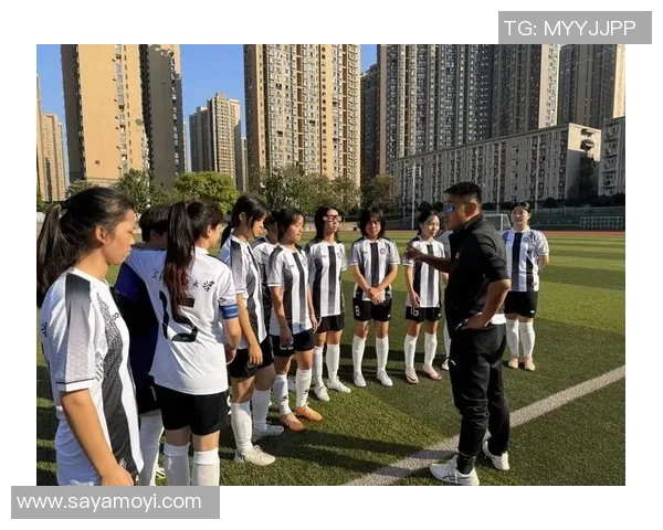 聚焦成都足球队的风采与挑战探讨球队节奏与未来发展方向 聚焦成都足球队的风采与挑战探讨球队节奏与未来发展方向